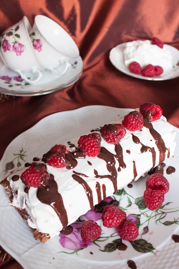 http://img.thecookingtale.com:444/cooking/103/Chocolate-Roll-with-Cream-and-raspberries.jpg